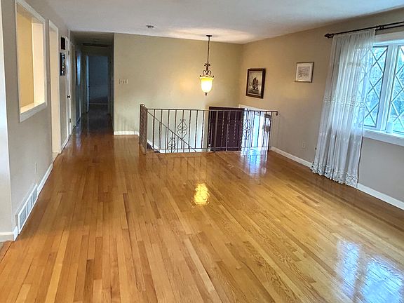 3rd image of 8 Legrand Rd