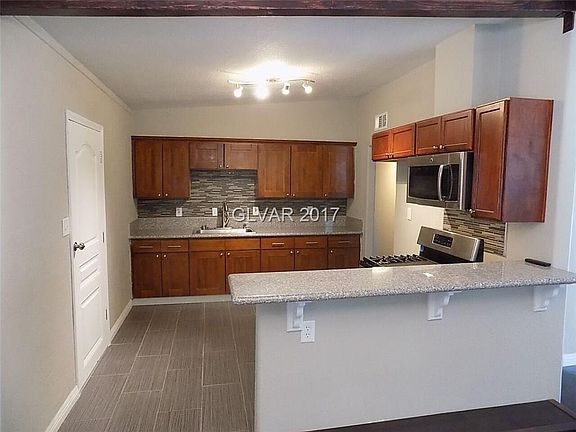 5th image of 316 Stanford St
