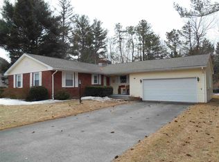 16 Lynnfield Dr, Queensbury, NY 12804