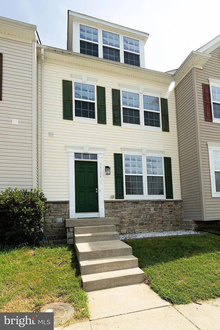 46124 Thoroughbred Way photo 1
