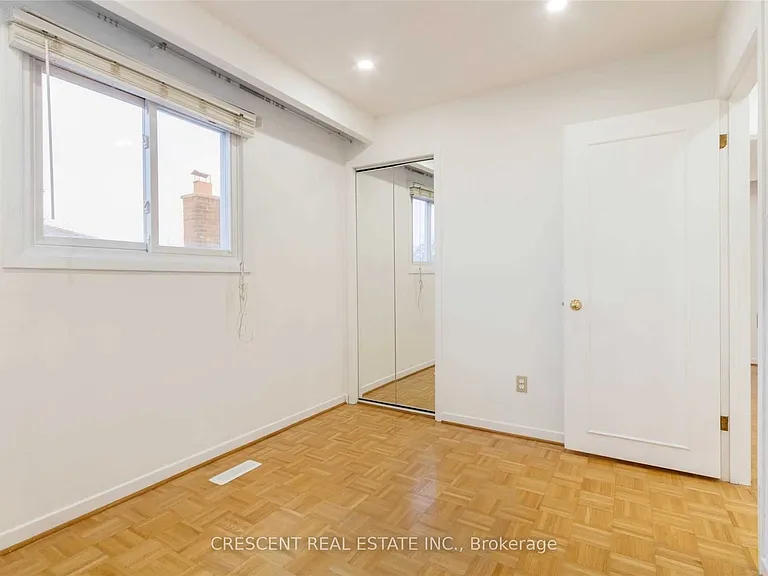 4036 Dunmow Cres #UPPER — Photo 13