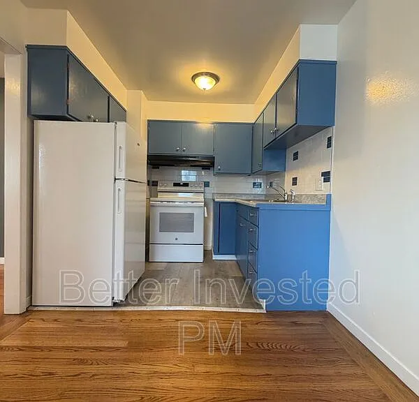2400 39th Ave #4 — Photo 1