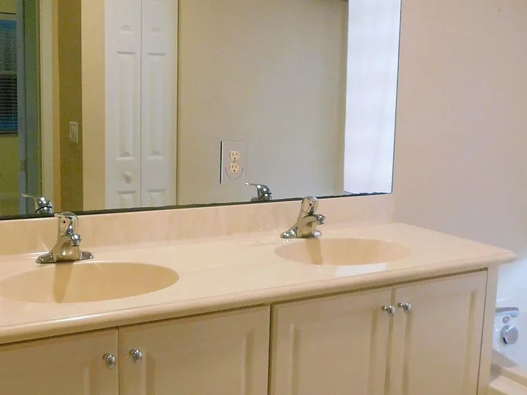 810 NW Rutherford Ct — Photo 11
