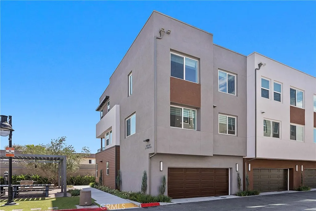 4 bed, 3.5 bath, 1855 sqft, $4,600 — Photo 1