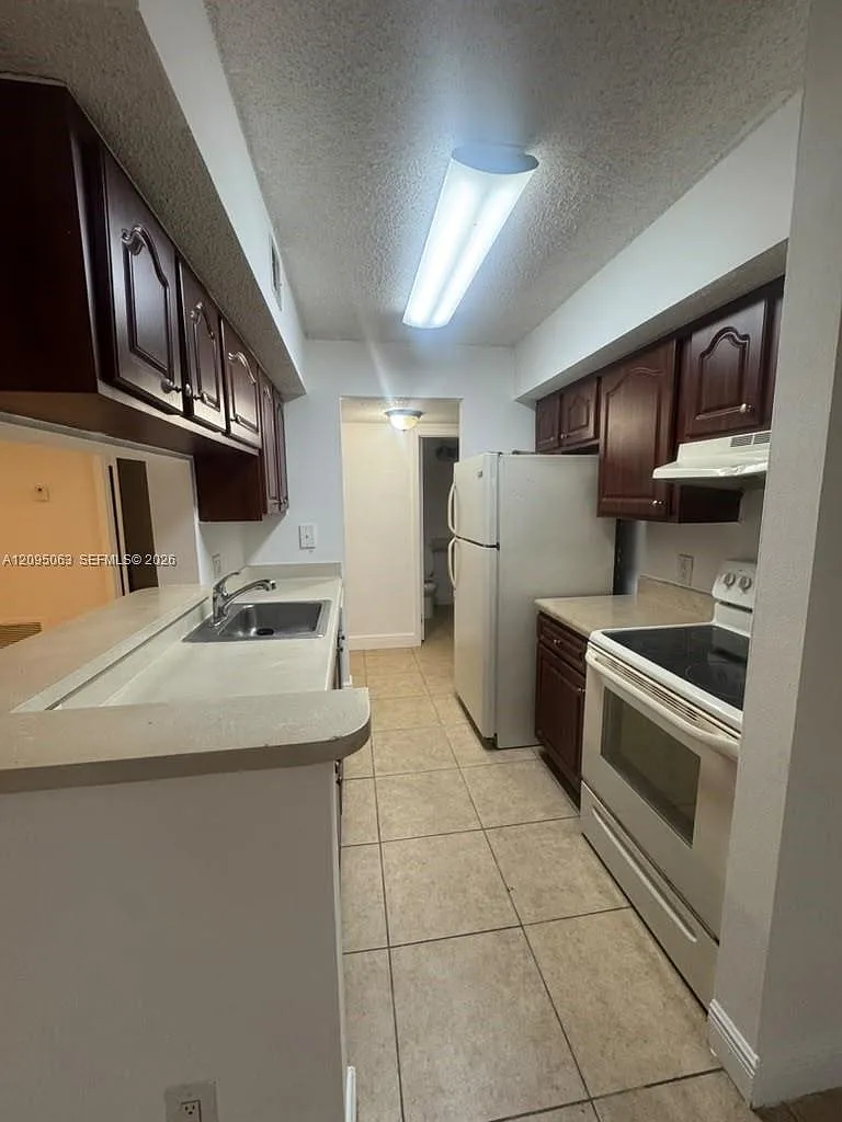 Sun Vista Gardens Condo — Photo 1