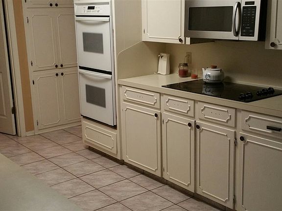 3rd image of 634 Town Oaks Cir