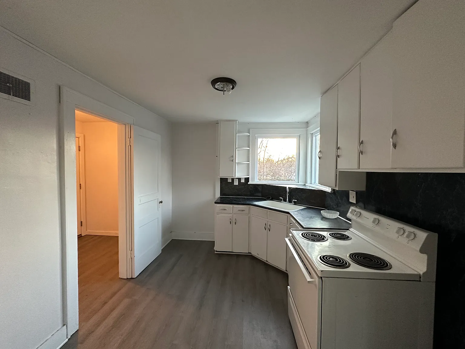 2 bed, 900 sqft, $900 — Photo 3