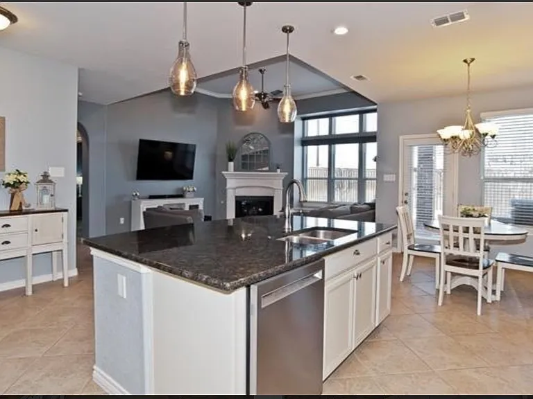 913 Albany Dr — Photo 3