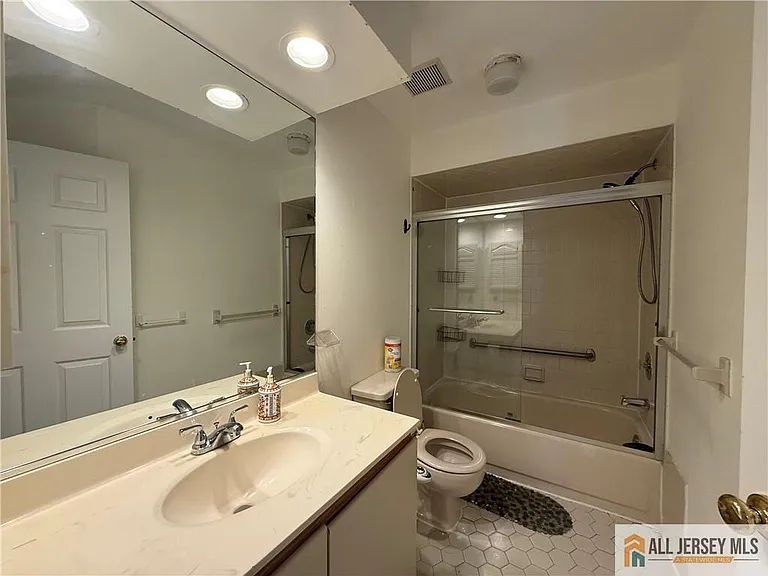 404 Carhart Ct — Photo 10