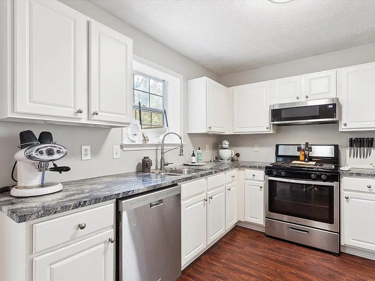 1130 Winthrope Chase Dr — Photo 10