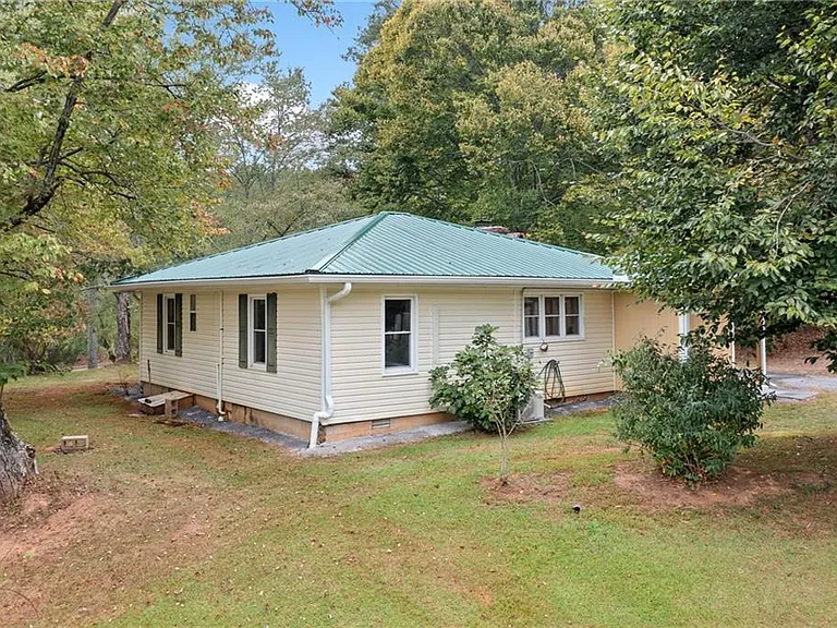 696 Keetor Rd — Photo 17
