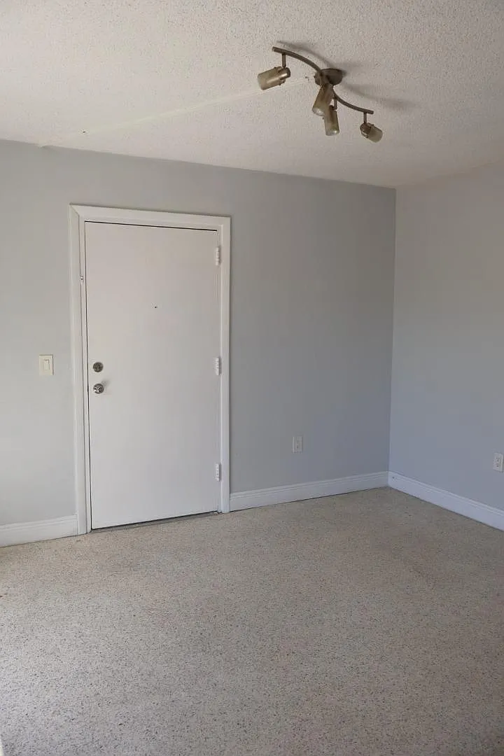 528 SW 6 Street - 6 — Photo 3