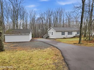 146 Tinkwig Dr, Hawley, PA 18428