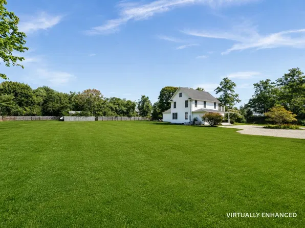11 Shinnecock Rd, Hampton Bays, NY 11946