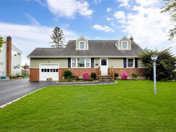 11 Dogwood Street, Farmingdale, NY 11735