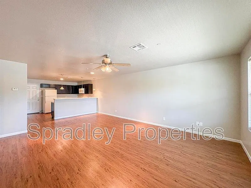 2 bed, 1.0 bath, 1095 sqft, $1,060 — Photo 2