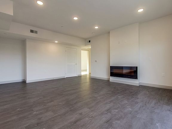5th image of 11022 Camarillo St #201