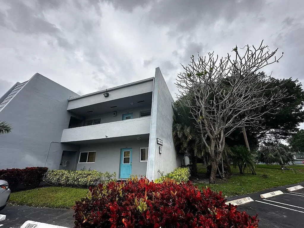 2 bed, 2.0 bath, 1024 sqft, $2,100 — Photo 1