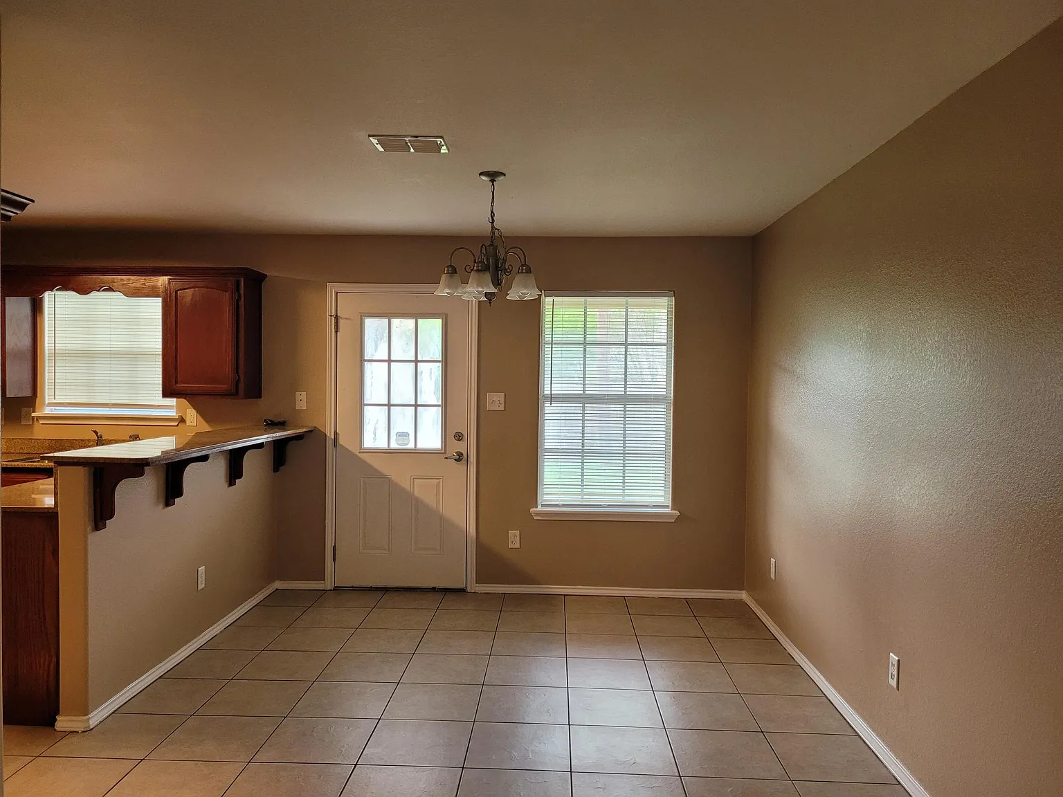 4 bed, 2.5 bath, $1,800 — Photo 3