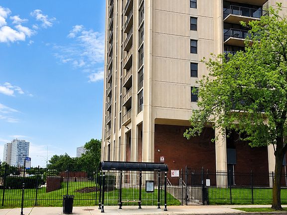 3rd image of 2901 S Michigan Ave APT 1404
