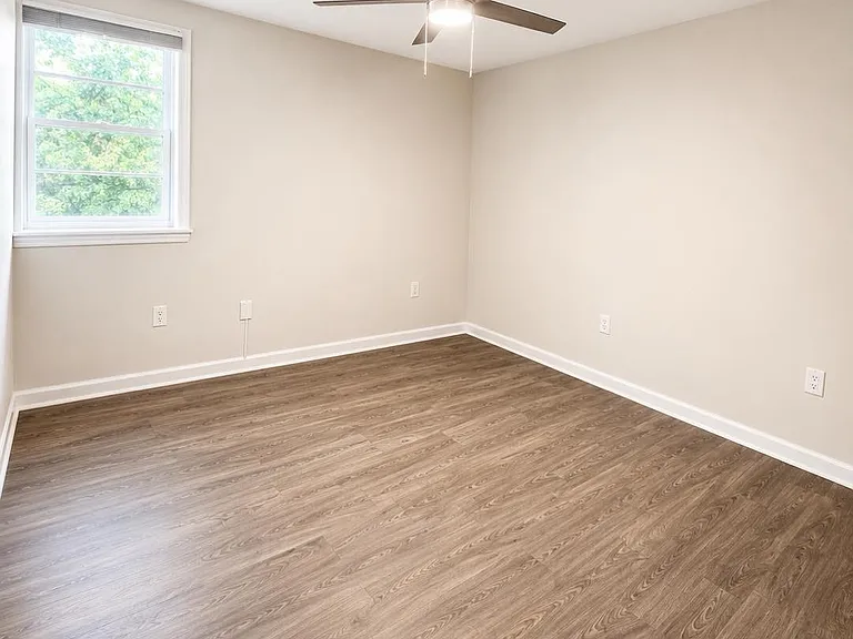 250 Castle Dr #B — Photo 10