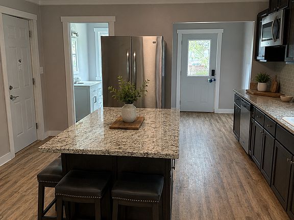 3rd image of 420 Oak St