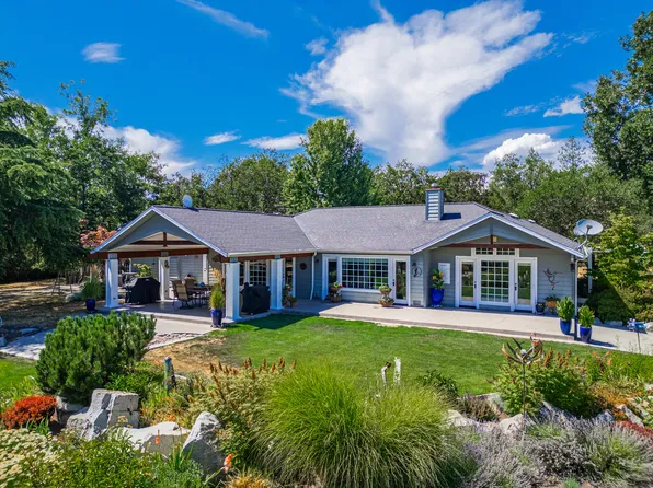 700 Rogue Wood Dr, White City, OR 97503