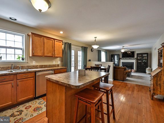 5th image of 221 Warsaw Ave