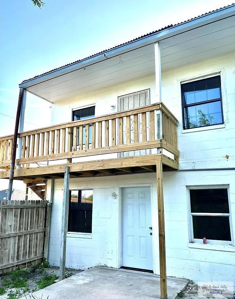 2 bed, 1.0 bath, 800 sqft, $900 — Photo 1