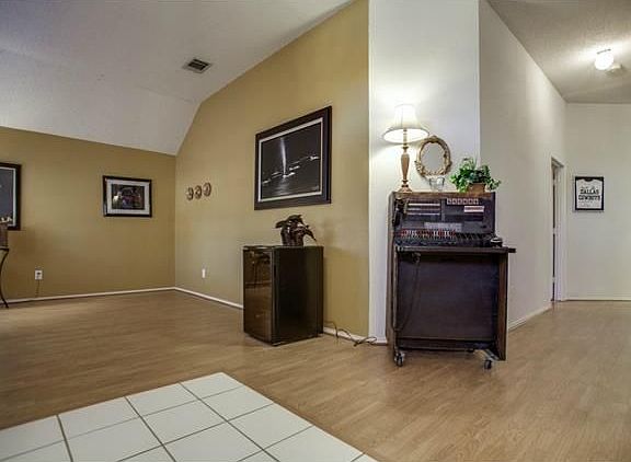 4th image of 10401 Samantha Dr