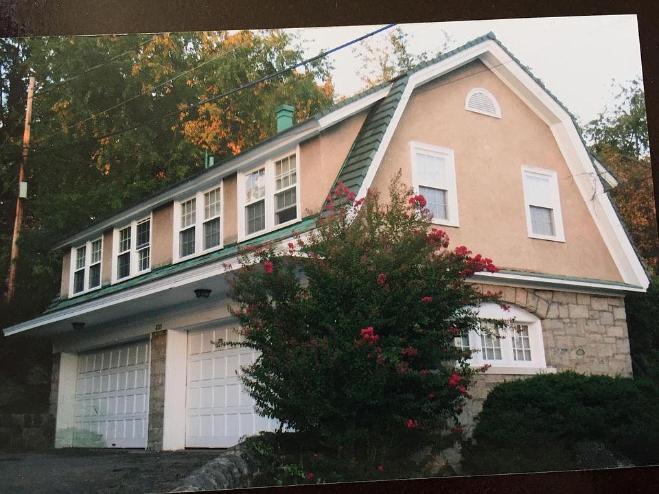 Charming 4 Bay Garage "Carriage House"