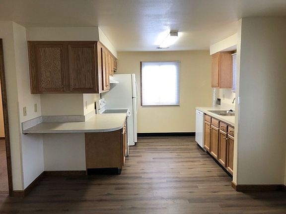 3rd image of 326 Baker St Unit 3