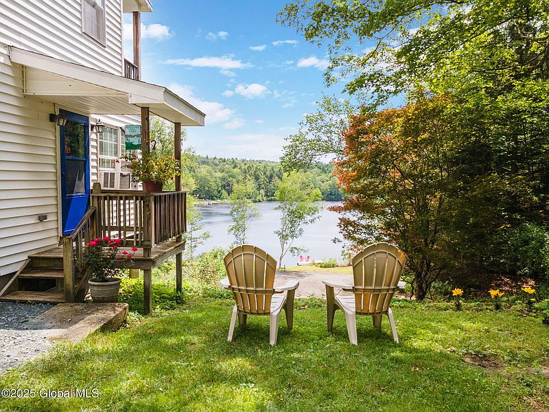 3rd image of 307 S Long Pond Road