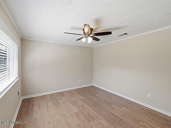 5th image of 203 Brenmar St