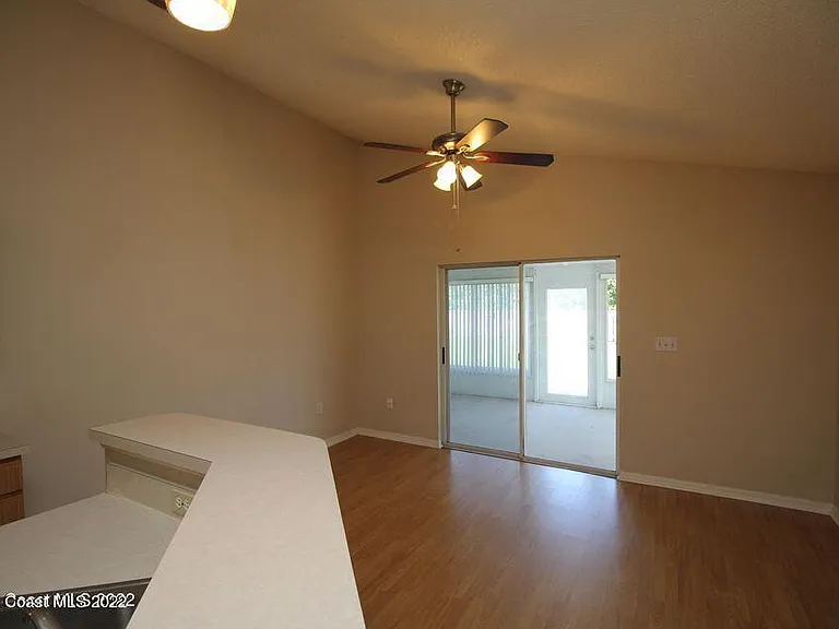 2230 Redwood Cir NE — Photo 7