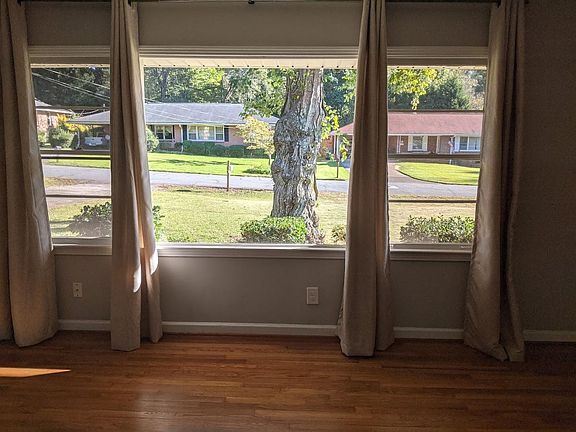 3rd image of 300 Robin Ln SE