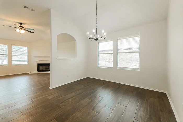 1096 Oakbrook St — Photo 4