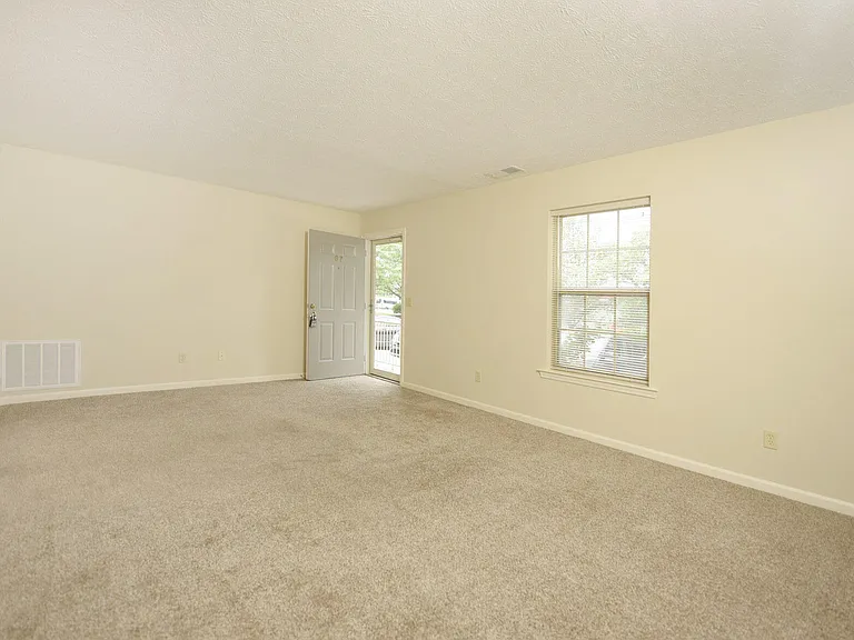 67 Forest Hill Dr — Photo 2
