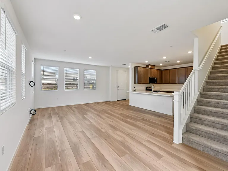 2124 Heavenly St — Photo 2