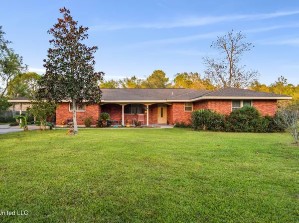 606 Waveland Ave, Waveland, MS 39576