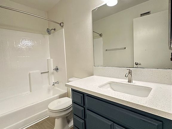 5th image of 4522 Lakewood Blvd #210
