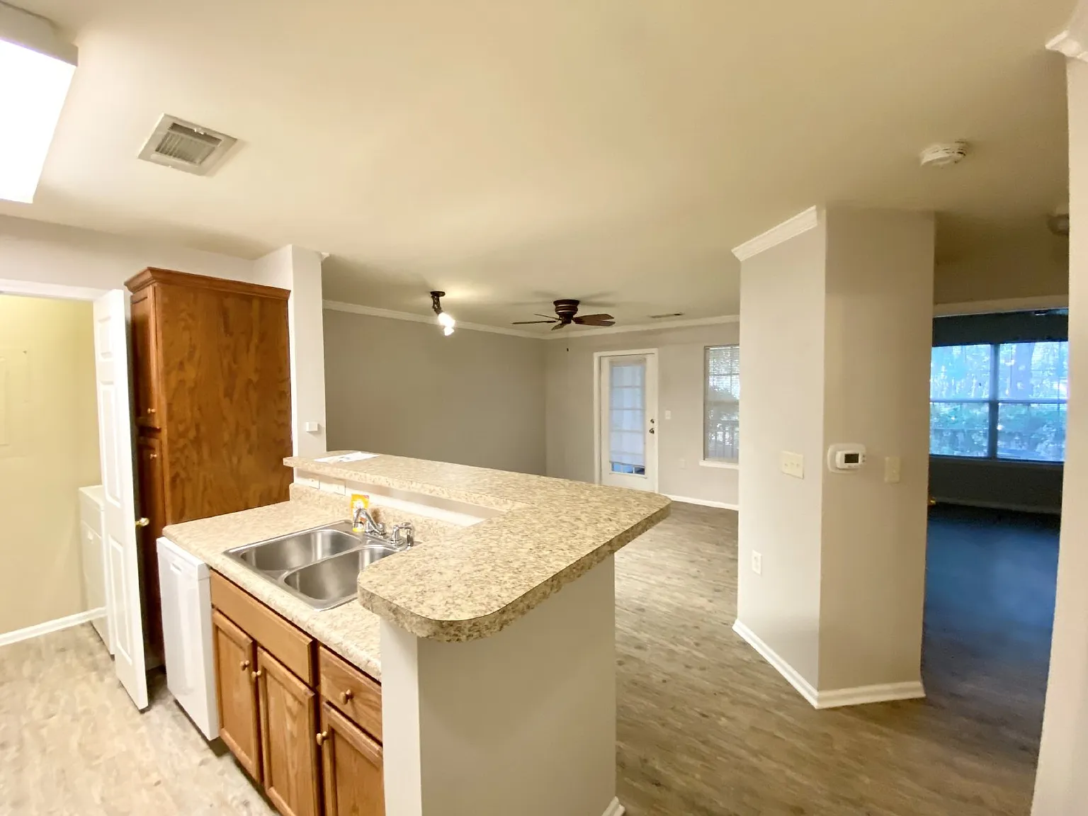 1 bed, 1.0 bath, 604 sqft, $1,395 — Photo 2