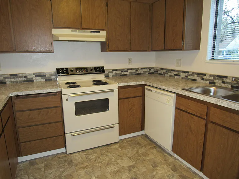 945 Lewis Ave — Photo 2
