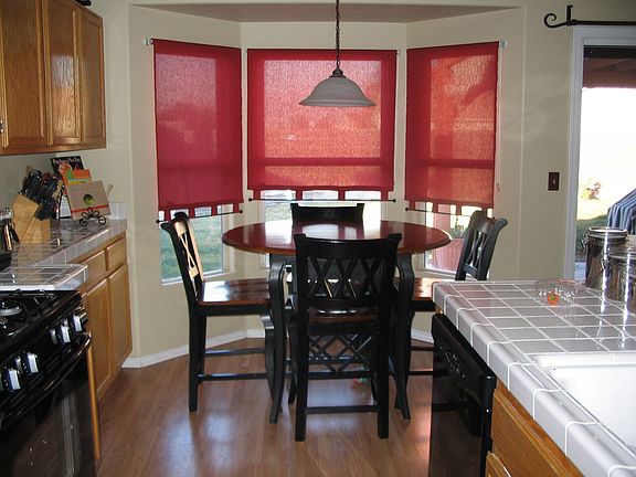 Quaint Kitchen nook..note upgraded appliances