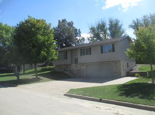 5520 Parkside Dr, Asbury, IA 52002