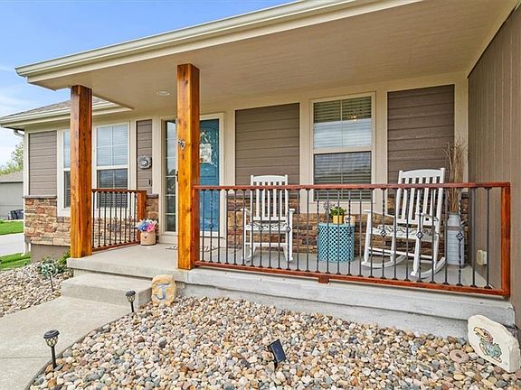 5th image of 212 NE Hannah Ct