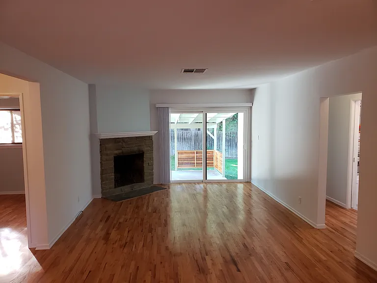 5059 Serrania Ave — Photo 10
