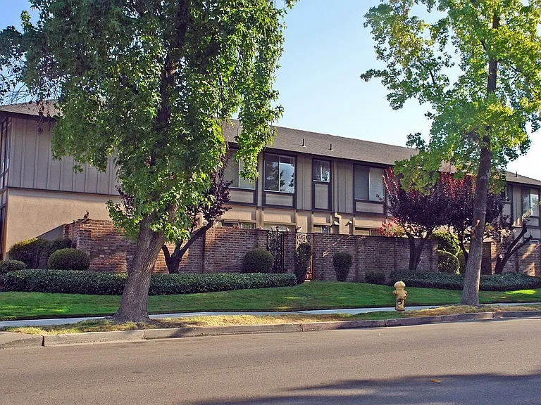 1351 Buckingham Way #5 — Photo 4