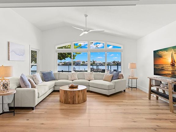 5th image of 819 Bay Esplanade
