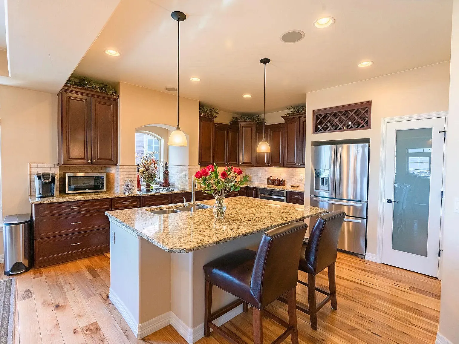 3 bed, 3573 sqft, $4,450 — Photo 3